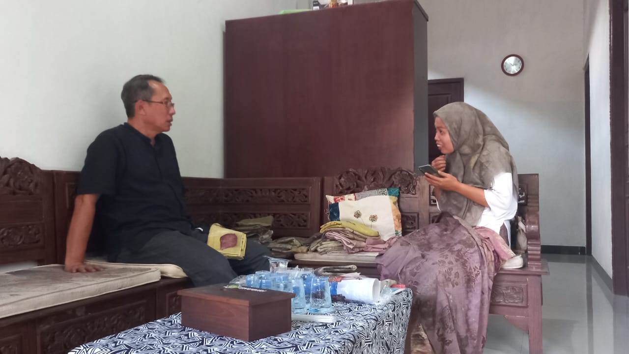 Mas Teguh bersama perajin batik (IST/RDR.BJN)