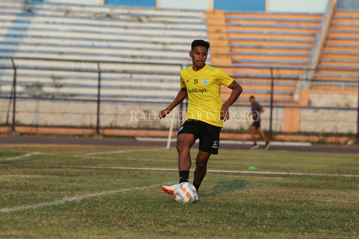 PENYEGARAN: Selain melepas Takwir dan Zahran Fayyadh ke PSPS Pekanbaru, Persela juga melepas Saweri ke Kalteng Putra.(ANJAR DWI PRADIPTA/RDR.LMG)