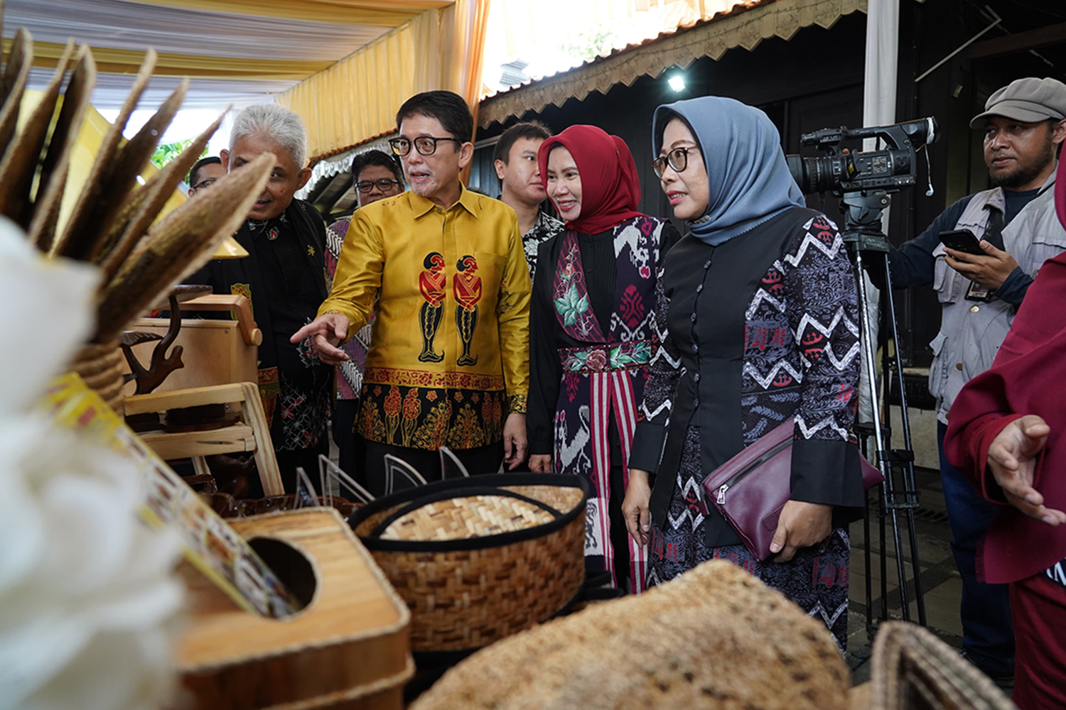 ANTUSIAS: Pj Bupati Adriyanto bersama jajaran mengunjungi stand-stand pameran ekonomi kreatif di TMII Minggu (5/11) (IST/RDR.BJN)