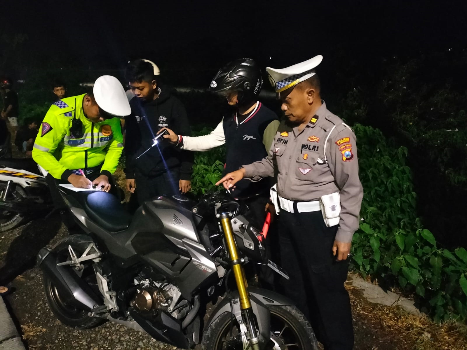 DITINDAK: Petugas kepolisian saat mengamankan lima remaja yang hendak melakukan balap liar di Desa Pandanpancur, Kecamatan Deket. (IST/RDR.LMG)