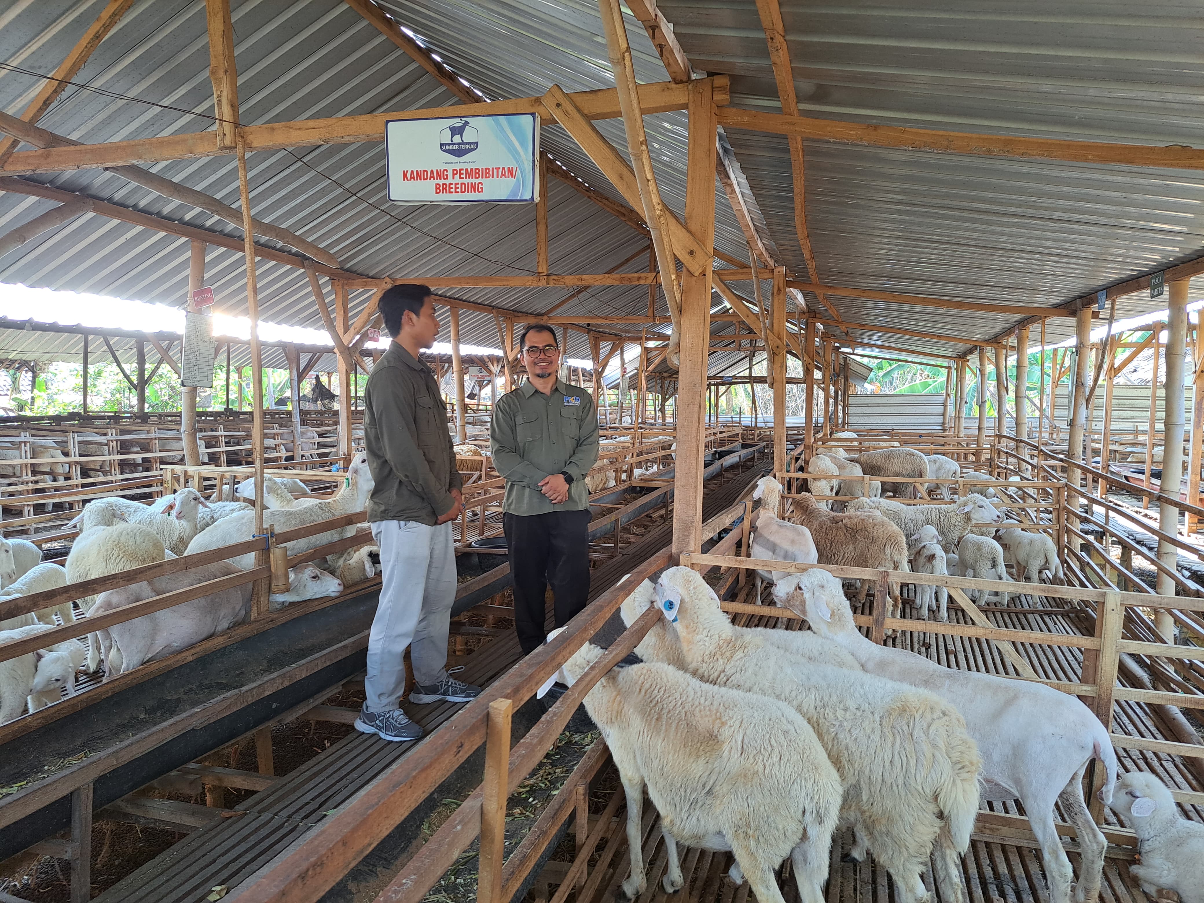Rijal saat mendapatkan pendampingan dari Disnakkan Bojonegoro. (IST/RDR.BJN)
