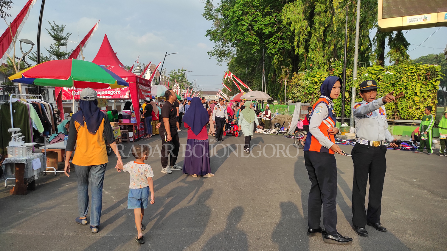 RAMAI : Alun-Alun Bojonegoro kembali menjadi tempat kegiatan CFD mulai kemarin (5/11). CFD di Stadion Letjen Soedirman juga masih berlangsung. (WAHYU DHANI A/RDR.BJN)
