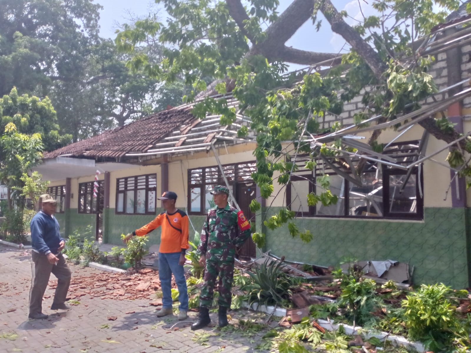 RUSAK PARAH: Potret gedung berisi tiga ruangan di SDN 1 Tambakmenjangan usai tertimpa pohon randu alas.(IST/RDR.LMG)