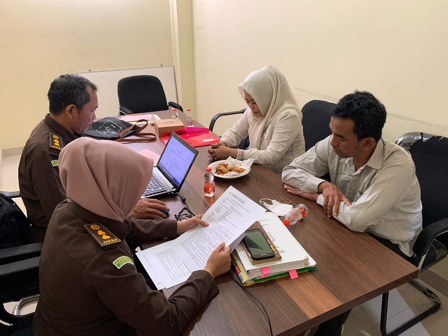 KORUPSI: Kades Punggur Yudi Purnomo (baju putih) selaku tersangka kasus dugaan korupsi APBDes Punggur 2019-2021 sedang jalani tahap dua di kantor Kejari Bojonegoro pada Kamis (2/11) (IST/RDR,BJN)