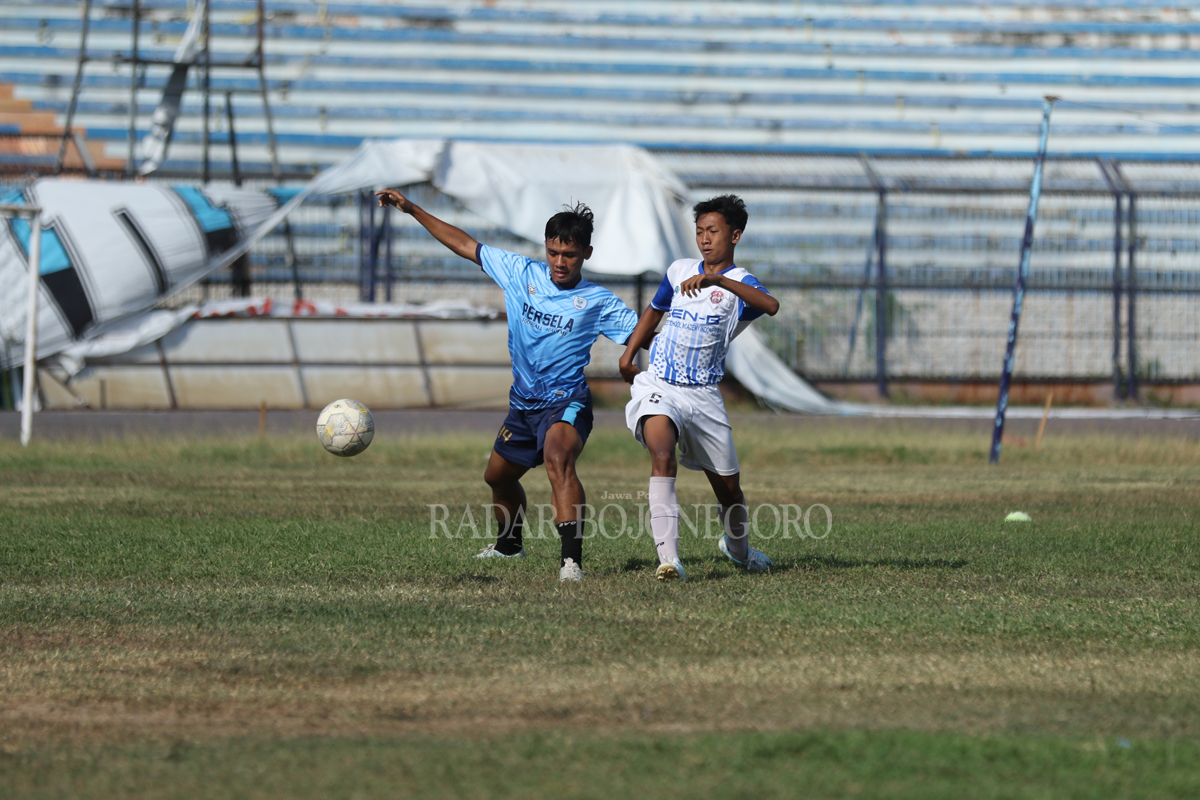 BESOK PERTANDINGAN RESMI: Pemain PFA saat beruji coba di Stadion Surajaya Lamongan pekan lalu. (ANJAR DWI PRADIPTA/RDR.LMG)