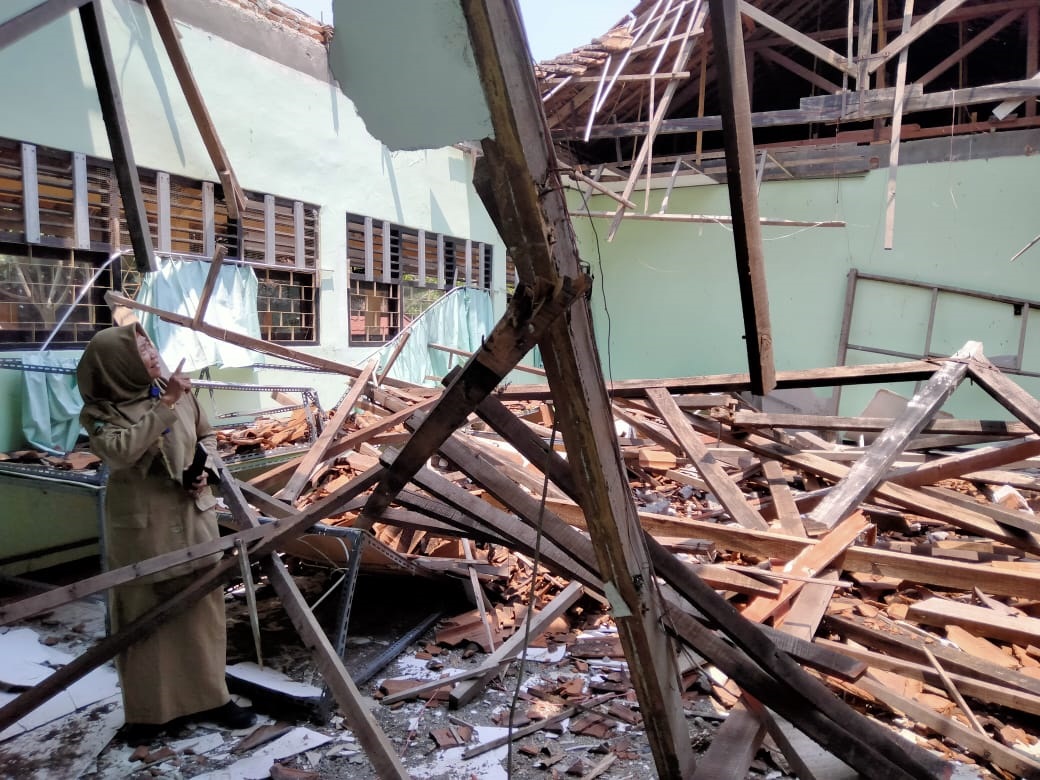 ROBOH: Atap ruang laboratorium komputer SMPN 2 Kedungtuban roboh akibat kayu sudah lapuk sejak September lalu. Pihak sekolah berharap perbaikan secepatnya. (IST/RDR.BJN)