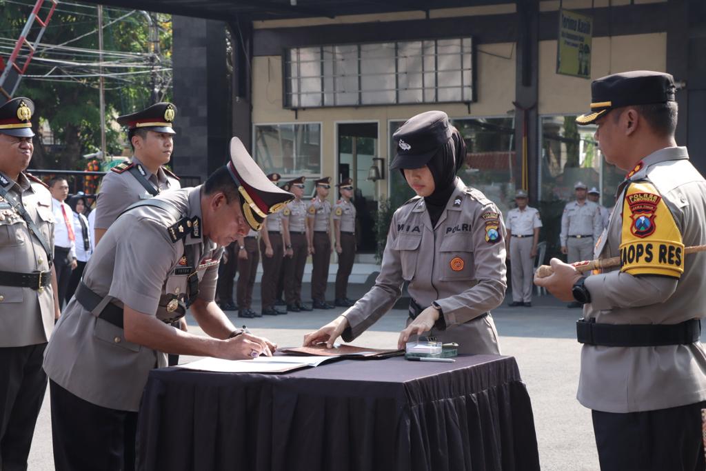 PENYEGARAN: Serah terima jabatan utama pejabat Polres Lamongan di halaman mapolres setempat Senin. (IST/RDR.LMG)