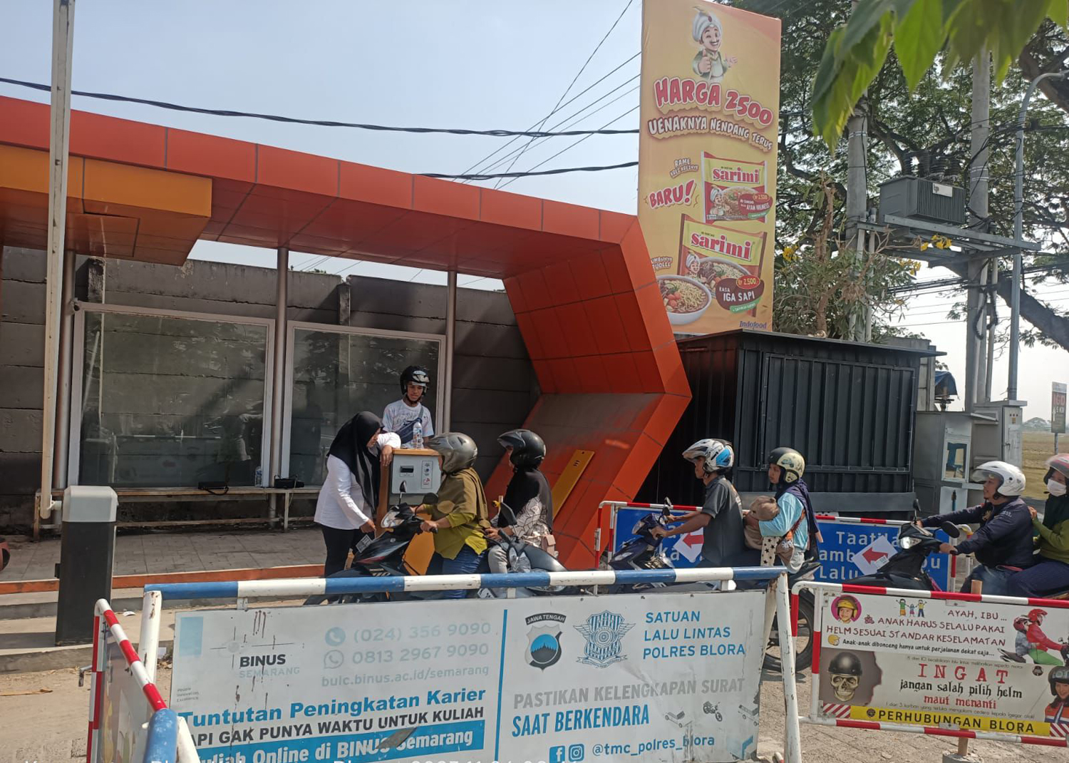 E-PARKIR: Petugas Dindagkop UKM Blora mulai uji coba sistem e-parkir di Pasar Sidomakmur kepada masyarakat yang sedang beraktivitas di pasar tersebut kemarin (6/11). (IST/RDR.BJN)