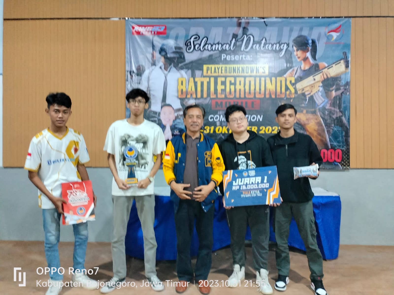PACU PRESTASI : Peserta antusias mengikuti turnamen e-sport yang diprakasai oleh David Ferbian. Caleg dapil Bojonegoro Tuban ini tak henti mendorong anak muda berprestasi. (IST/RDR.BJN)