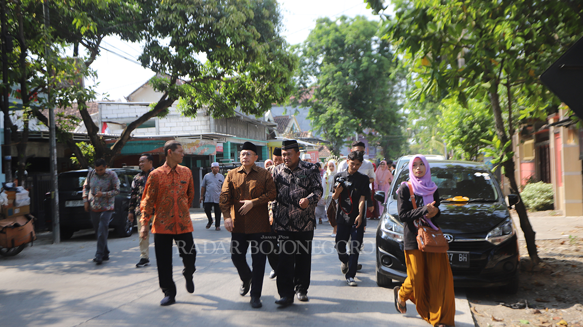 PERKUAT JARINGAN: Anas Urbaningrum saat di Bojonegoro disambut para koleganya.Tujuannya menguatkan akar jaringan untuk pecah telur meraih kursi di parlemen. (IRVAN RAMADHON/RDR.BJN)