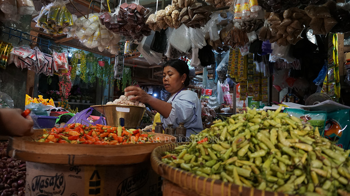 KIAN PEDAS: Harga cabai rawit merangkak naik hingga tembus Rp 80 ribu per kilogram.  (HAKAM AL GHIFARI/RDR.BJN)