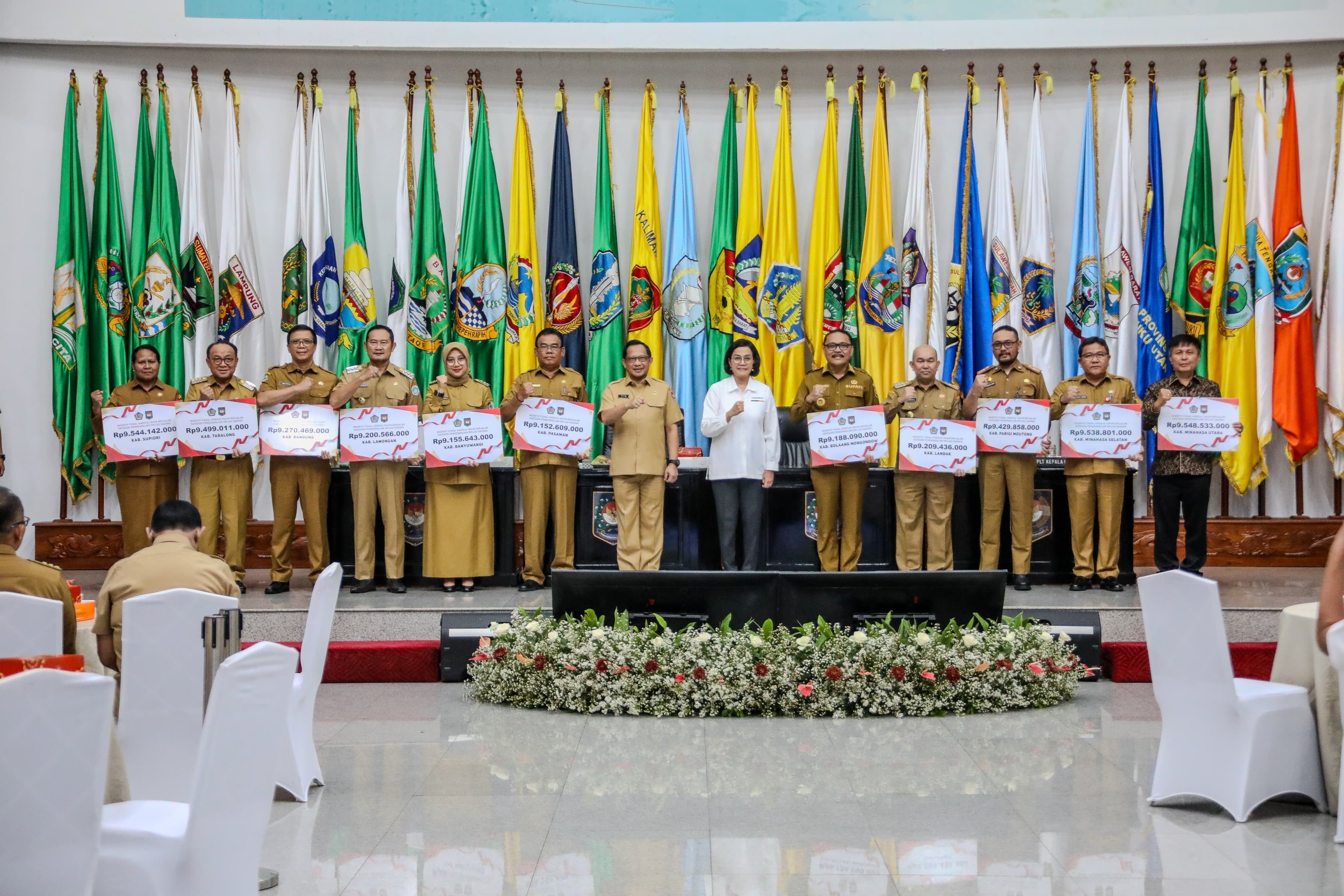 KERJA NYATA: Bupati Yes bersama sejumlah kepala daerah saat berfoto bersama Mendagri dan Menkeu dan sejumlah kepala daerah dengan kinerja baik.  (IST./RDR.LMG )