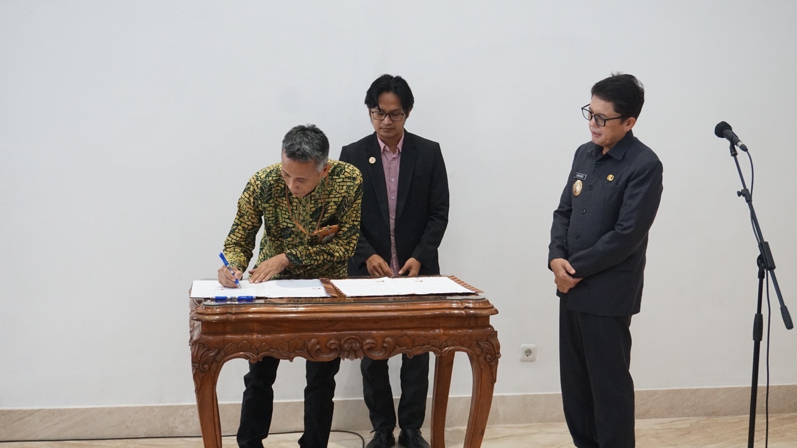 KOMITMEN: Pj Bupati Bojonegoro Adriyanto melakukan penandatangan NPHP bersama KPU dan Bawaslu di Gedung Graha Buana Selasa (7/11).  (IST/RDR.BJN)
