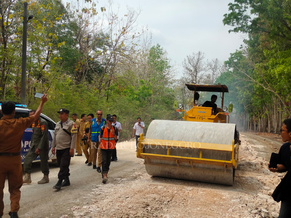 KEBUT: Proyek pembangunan Jalan Randublatung-Getas dikebut pengerjaannya dalam 63 hari. Saat ini, proses perataan permukaan jalan menggunakan alat berat. (RAHUL OSCARRA DUTA/RDR.BJN)