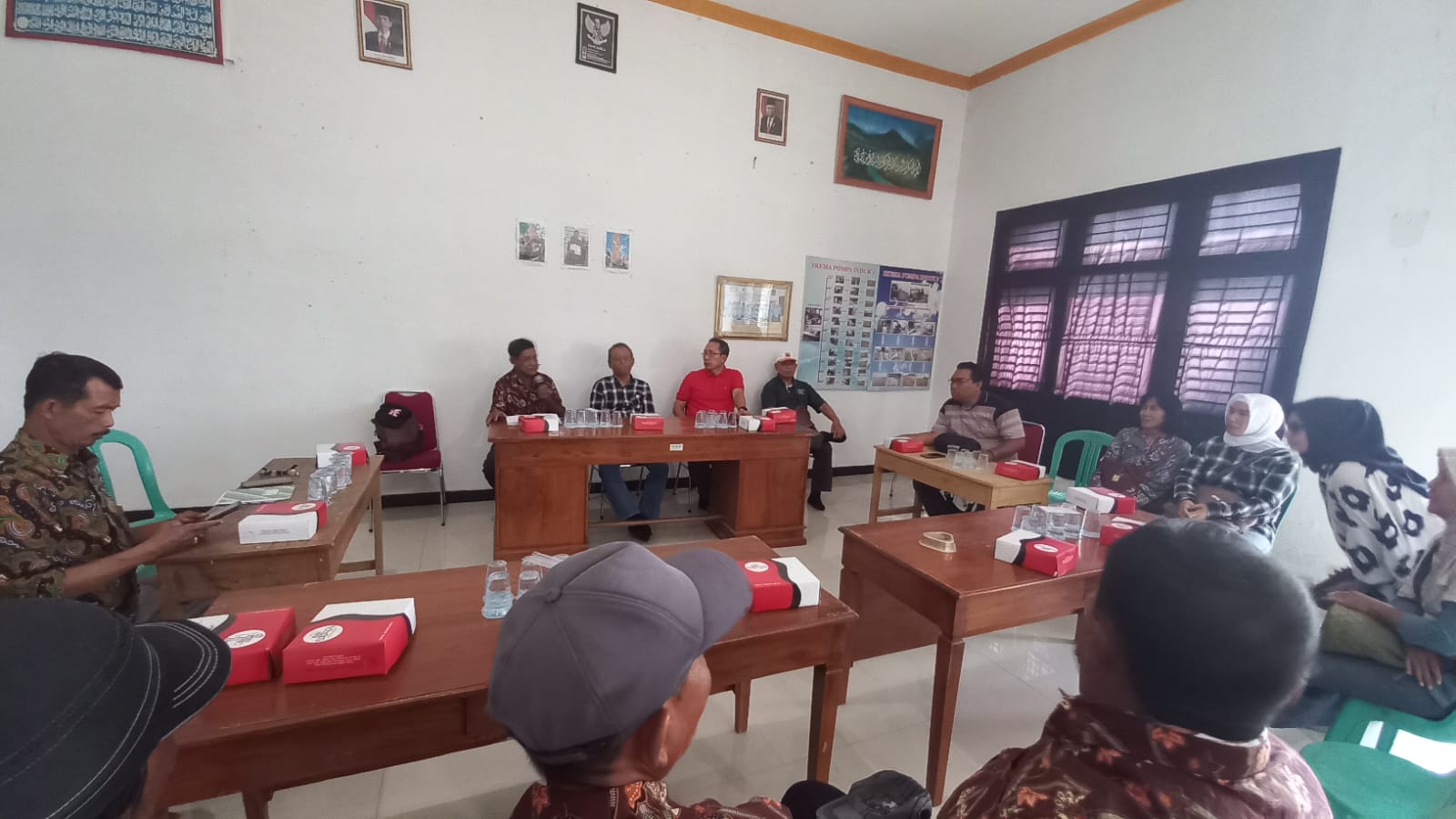 Mas Teguh ngobrol dengan petani di Rengel Tuban. (IST/RDR.BJN)