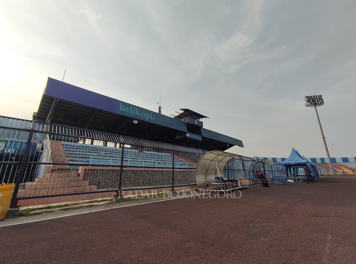 BAKAL DIBONGKAR TOTAL: Stadion Surajaya Lamongan dinyatakan belum memenuhi standar FIFA.  (ANJAR DWI PRADIPTA/RDR.LMG )