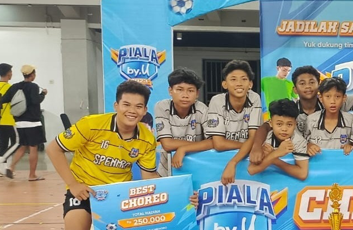 KENANGAN: Tegar Dwi Prasetya (paling kanan) foto bersama temannya usai salah satu pertandingan futsal. (IST/RDR.BJN)