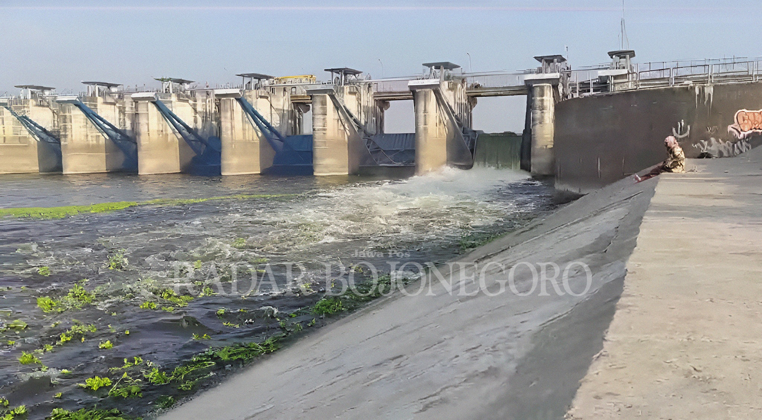 DIBUKA: Salah satu pintu air di Bendungan Gerak kemarin (8/11), eceng gondok yang sempat menutup permukaan sungai larut terbawa arus. (WAHYU DHANI A/RDR.BJN)
