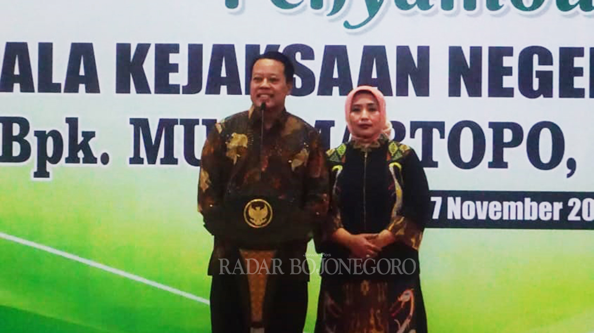 KAJARI BARU: Kajari Bojonegoro Muji Murtopo bersama istri saat perkenalan di Pendapa Malowopati Bojonegoro. (DEWI SAFITRI/RDR.BJN)