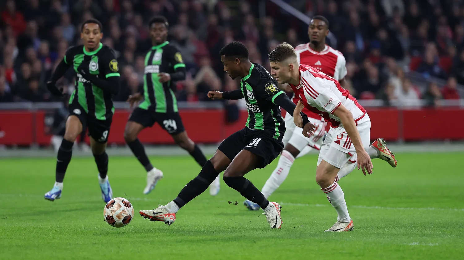 Ansu Fati melesakkan bola ke gawang Ajax Amsterdam pada laga UEFA Europa League (10/11). (FOTO: Brighton & Hove Albion)