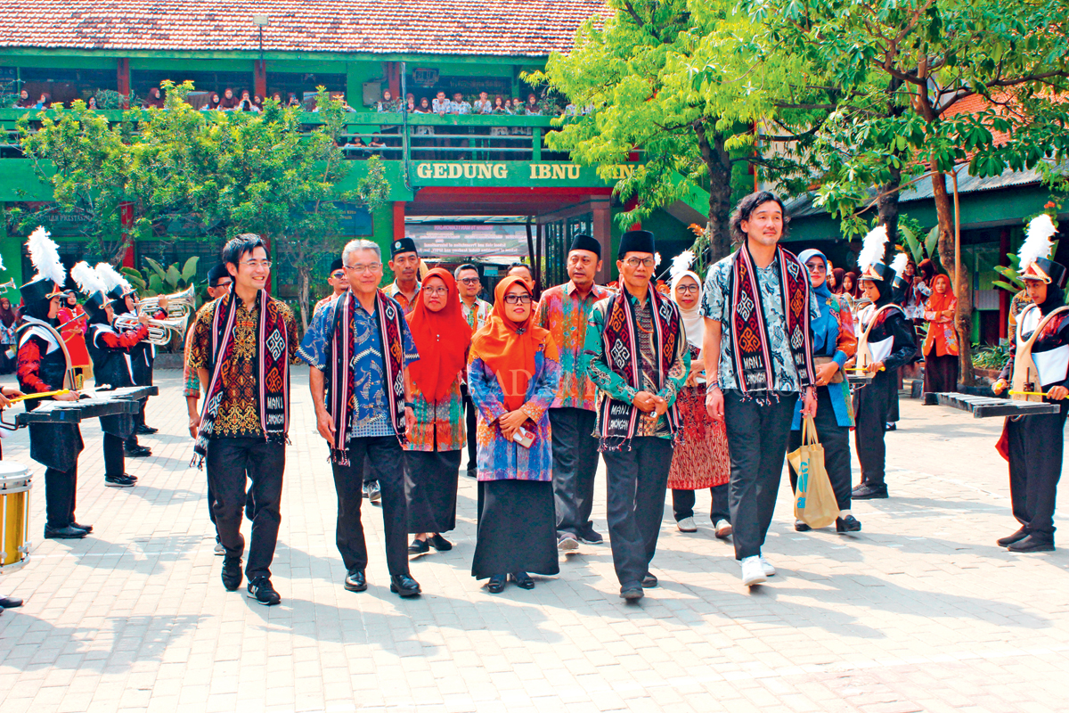 MERIAH: Tamu kunjungan dari Jepang telah disambut dengan penampilan drumband MAN 1 Lamongan. (GAMAL AYATULLAH/RDR.LMG)