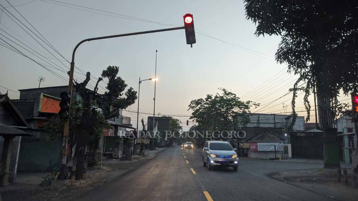 TERANG: PJU di jalan Kecamatan Kalitidu mulai menyala, Pemkab Bojonegoro sejak 2018 terus terus menambah hingga pelosok desa, untuk meningkatkan kesejahteraan masyarakat.
