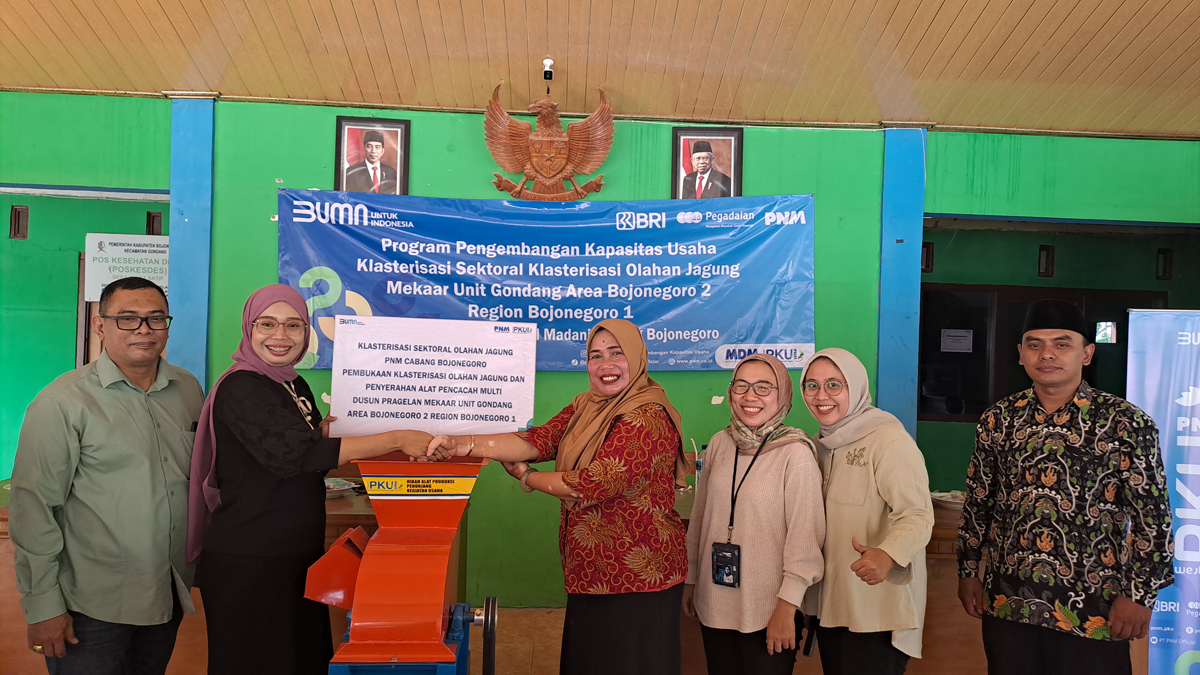 TAMBAH PRODUKTIF: Manager regional mekaar PNM Bojonegoro serahkan alat pencacah jagung di balai desa Pragelan, Kecamatan Gondang