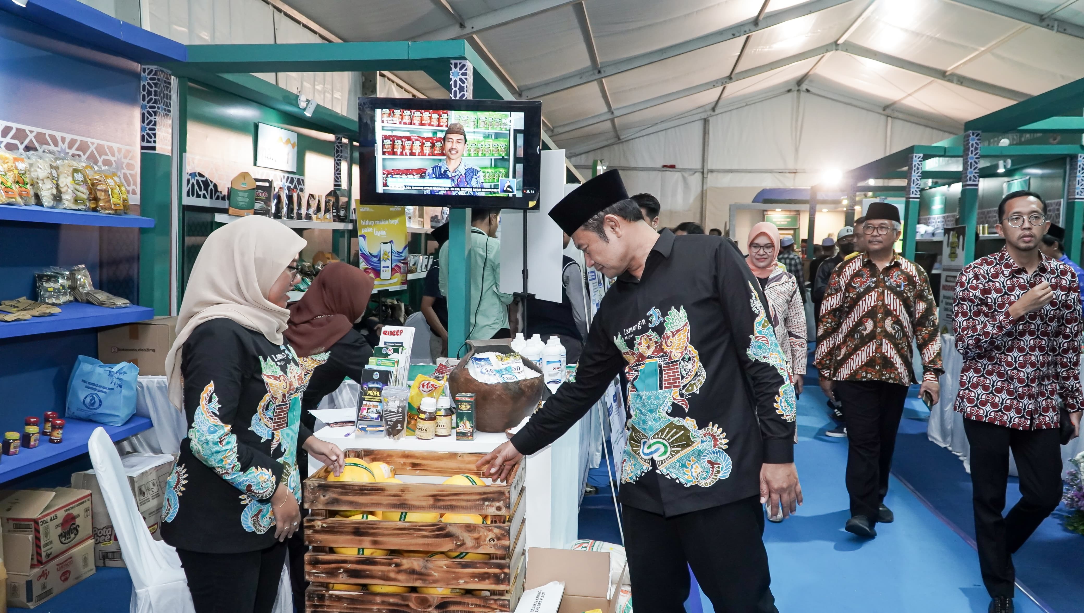 ONE PESANTREN ONE PRODUCT: Gubernur Jawa Timur  Khofifah Indar Parawansa membuka EXPO OPOP  2023 di halaman Masjid Al Akbar Surabaya.  (HUMAS PEMKAB/RDR.LMG )