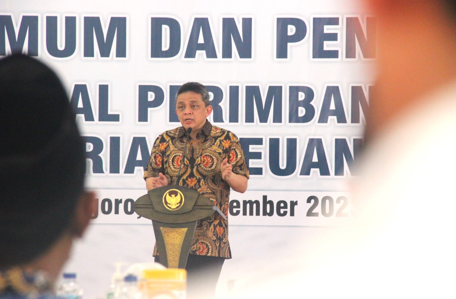 BERI PENGARAHAN: Dirjen Perimbangan Keuangan Kemenkeu RI Luky Alfirman memberikan pengarahan kepala OPD di Pendapa Malowopati Jumat. Berharap memaksimalkan serapan APBD di penghujung tahun ini.