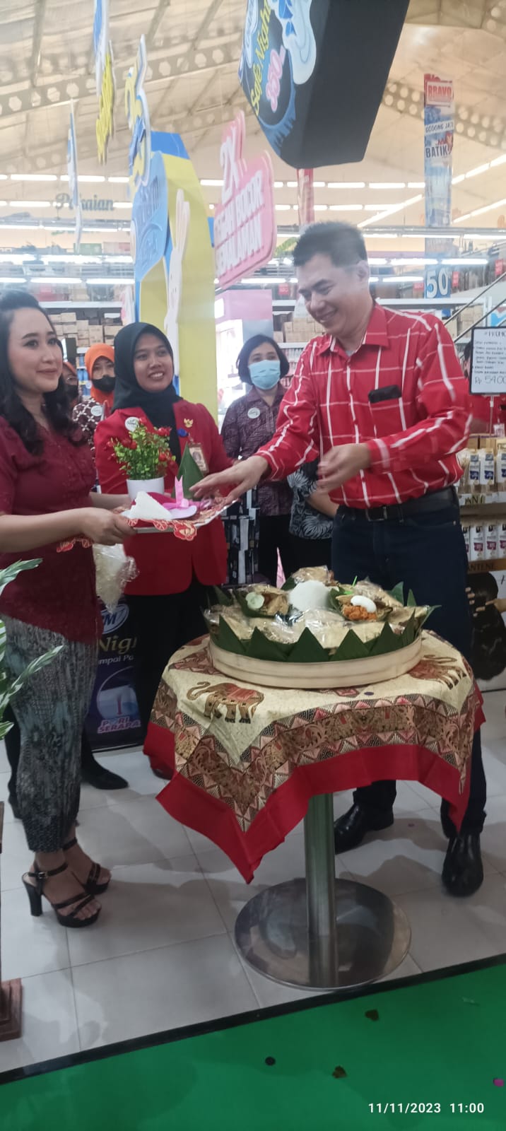 SYUKURAN: Direktur Bravo Supermarket Irwin Jauw potong tumpeng sebagai tanda syukur atas di bukanya Miniso di Bravo Supermarket (IST/RDR.BJN)