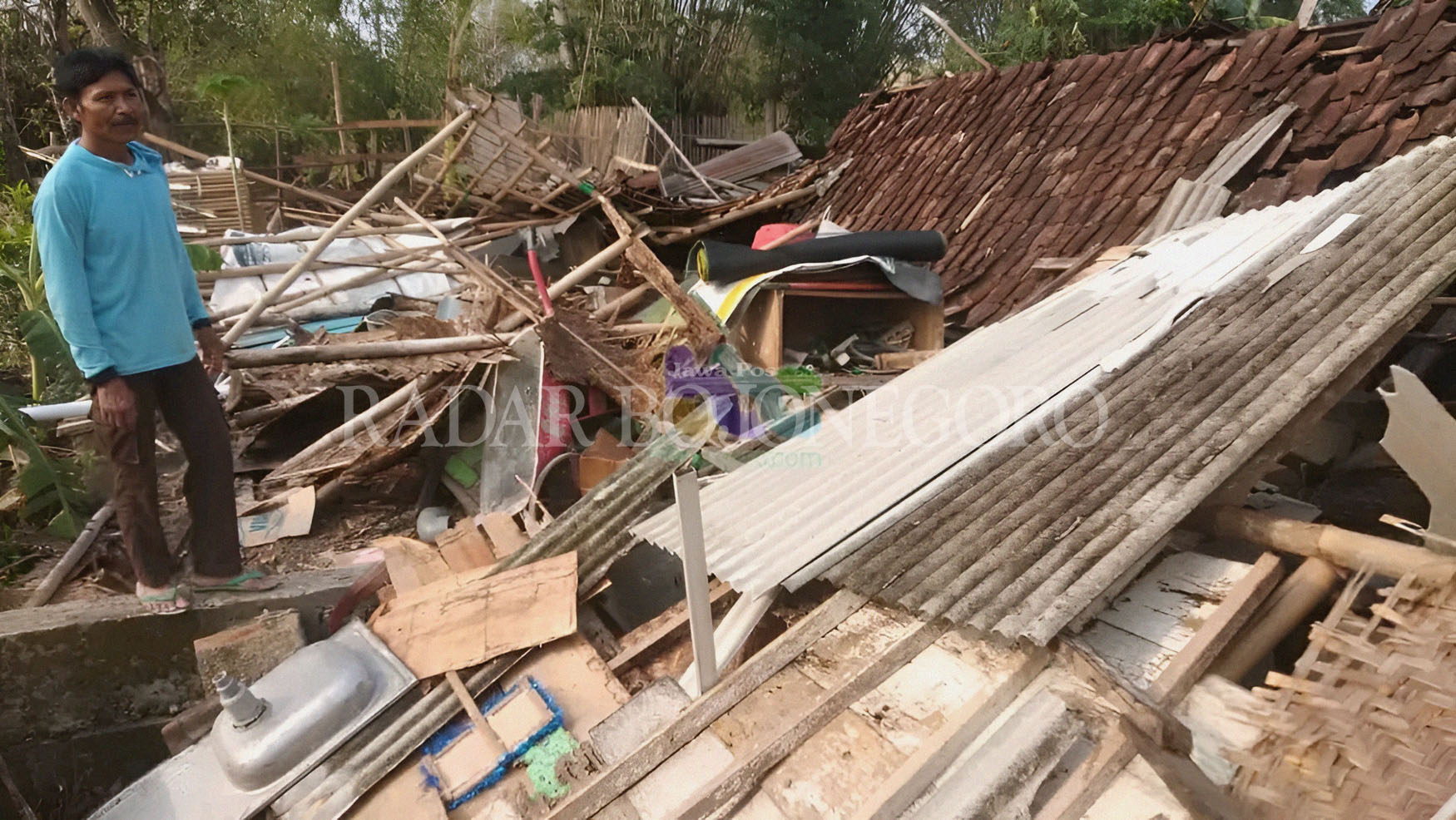 ROBOH: Angin kencang sudah merobohkan 5 rumah di Kecamatan Gondang, sejak seminggu terakhir. (DHANY/RDR.BJN)