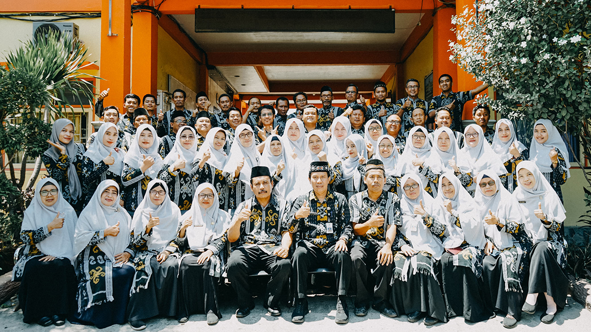 PENJUANG PENDIDIKAN: Duduk tengah,Kepala SMA Negeri 1 Paciran, Fathur Rahman,M.Pd saat foto bersama jajaran dewan guru SMA Negeri 1 Paciran. (ISTIMEWA/RDR.LMG)