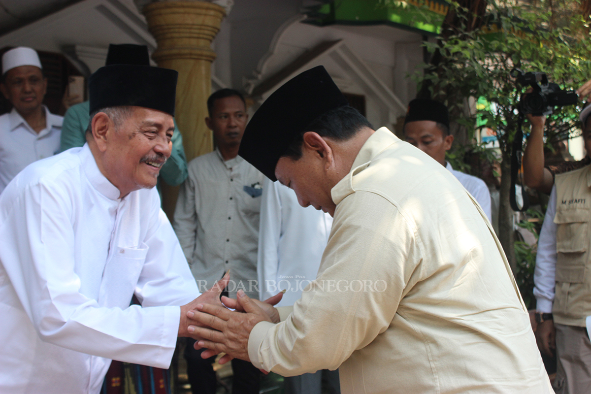KEDEKATAN: Capres H. Prabowo Subianto bersilaturahmi ke Pengasuh Ponpes Sunan Drajat Paciran, Lamongan, KH. Abdul Ghofur, Sabtu (11/11). (AHMAD ASIP ALAFI/RDR.LMG)