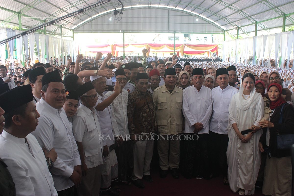 SEMAKIN KUAT: Capres H. Prabowo Subianto didampingin Pengasuh Ponpes Sunan Drajat Paciran, KH. Abdul Ghofur dan Ketua DPC Partai Gerinda Lamongan, Raden Imam Mukhlisin. (AHMAD ASIP ALAFI/RDR.LMG)