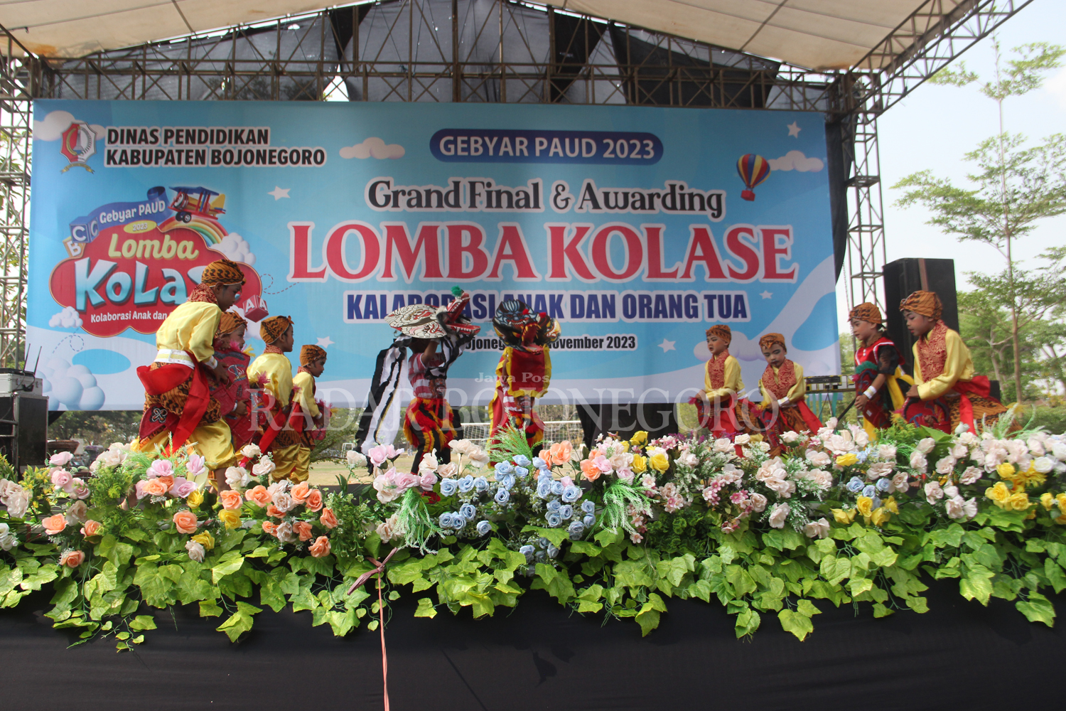 MERIAH: Penampilan peserta didik meriahkan Gebyar PAUD Lomba Kolase. Penampilan tersebut mendapat apresiasi dari peserta lomba kolase. (IRVAN RAMADHAN-YUAN EDO/RDR.BJN)