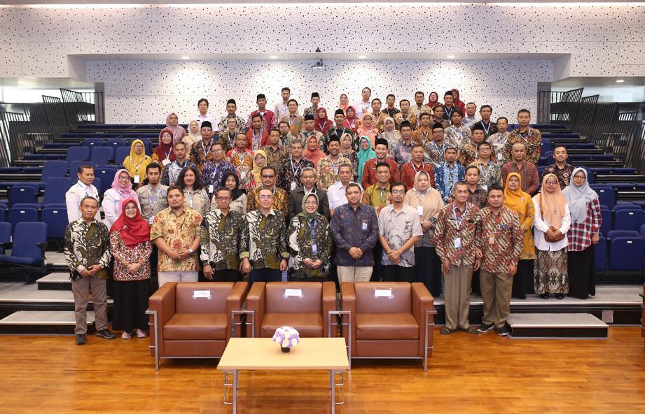 RESPONSIF: Kepala SMA Negeri 1 Paciran,Fathur Rahman,M.Pd menghadiri Acara serasehan Prodistik ITS  ( ISTIMEWA/RDR.LMG)