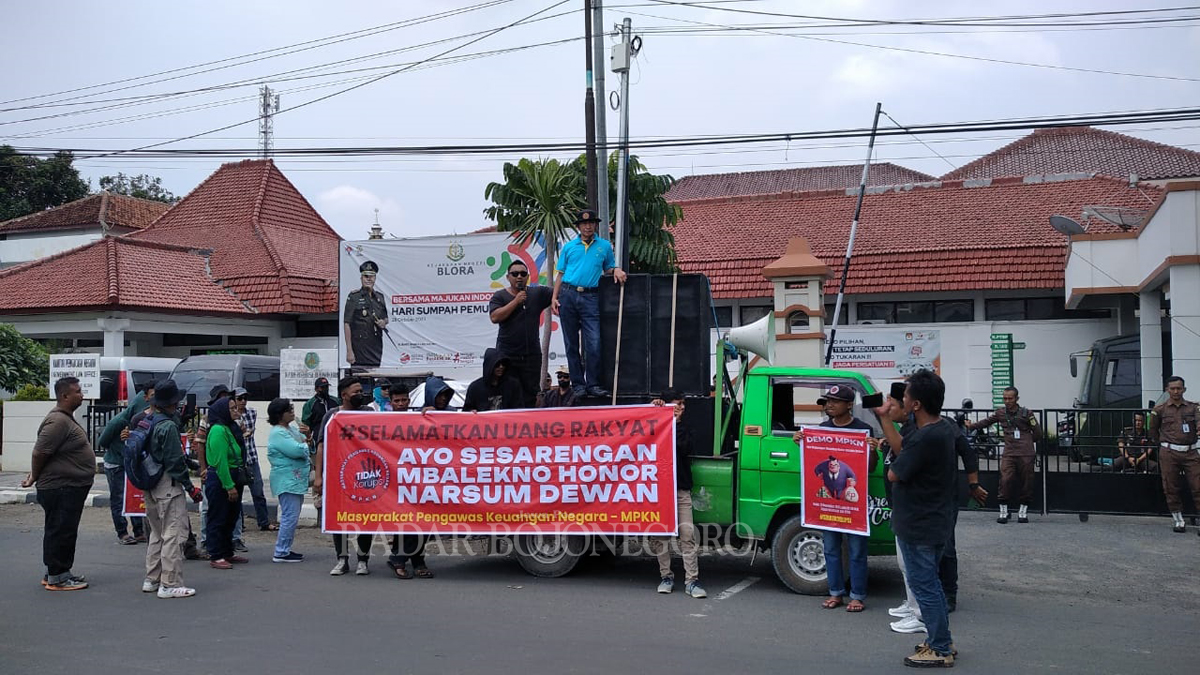 UNJUK RASA: MPKN dan puluhan massa melakukan aksi unjuk rasa menyuarakan dugaan ketidakwajaran honor narsum anggota DPRD Blora di depan kantor Kejari Blora Senin (13/11).(LUKMAN HAKIM/RDR.BJN)