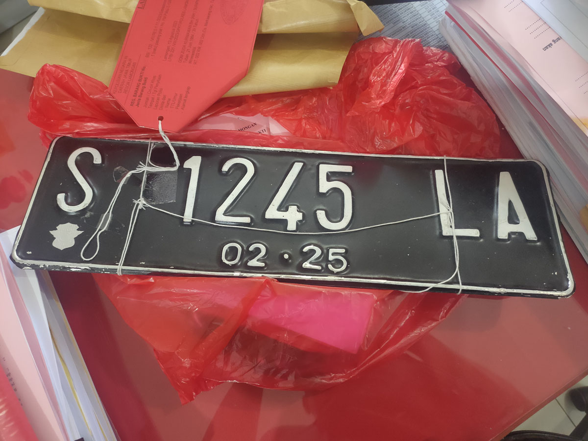 BARANG BUKTI: Nopol mobil yang palsu untuk menghindari petugas karena kendaraannya hasil penipua (IST/RDR.LMG)
