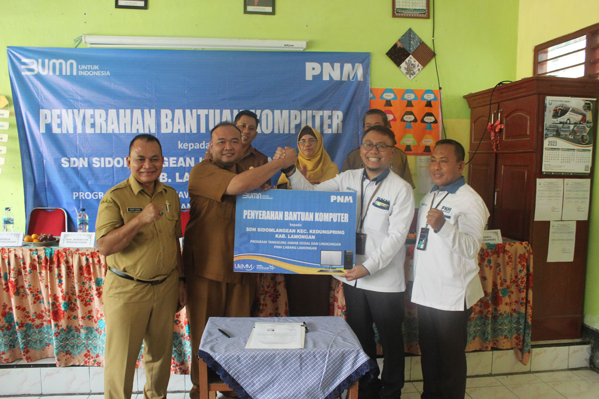 MENEBAR MANFAAT: Penyerahan bantuan perangkat komputer secara simbolik oleh Pemimpin Cabang PNM Lamongan, Anang Fatkur Rochman kepada Kepala SD Negeri Sidomlangean, Eko Budi Santoso  (IST./RDR.LMG )
