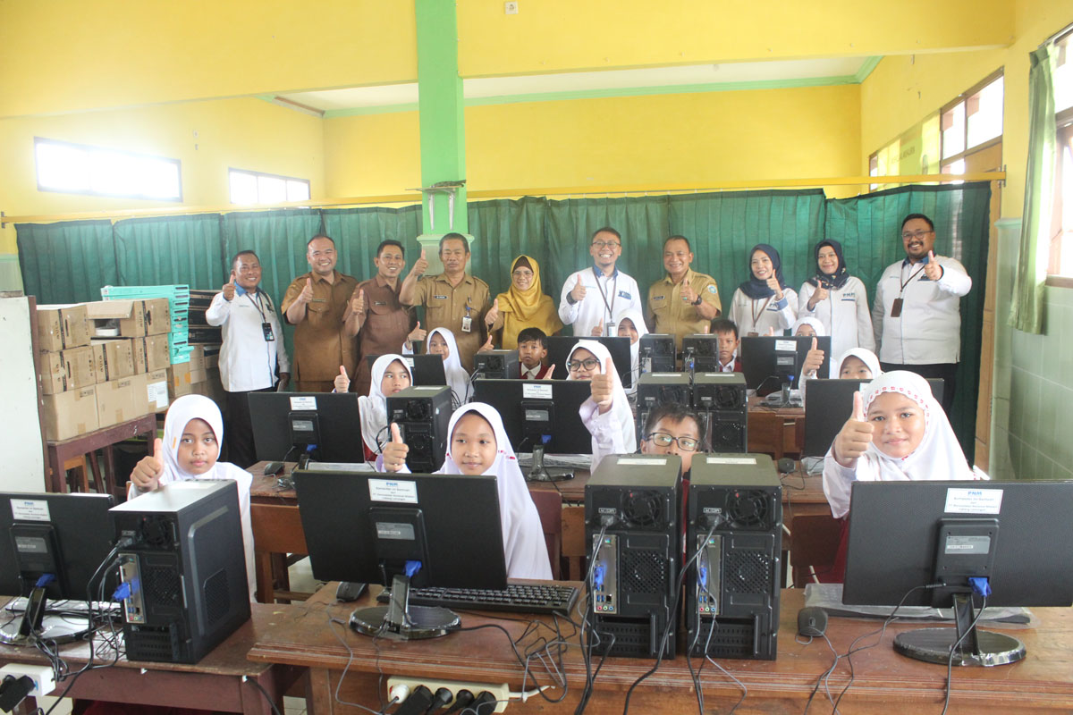 KEBERSAMAAN: Pemimpin Cabang PNM Lamongan, Anang Fatkur Rochman bersama Kepala Dinas Pendidikan Kabupaten Lamongan Ir. Munif Syarif, MM, Kabid Pendidikan Sekolah Dasar Dinas Pendidikan Lamongan