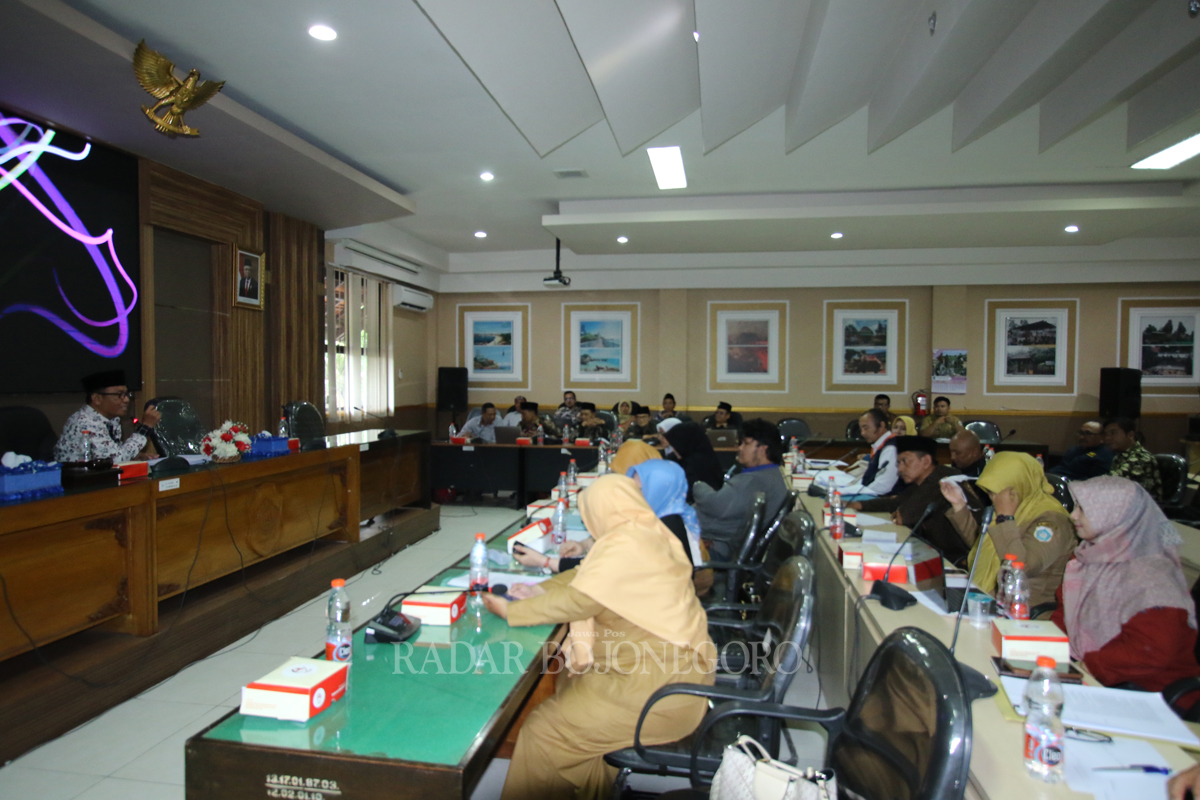 PERTANYAKAN KEAMANAN DATA: Pembahasan tentang aplikasi siormas yang kemungkinan bisa diretas di gedung DPRD Lamongan Selasa.