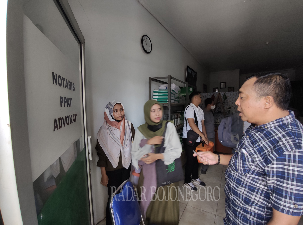 CARI PETUNJUK: Petugas Polres Lamongan di kantor notaris milik Zakiyatun Niyyah di Desa Deket Kulon, Kecamatan Deket yang kebobolan kemarin.(ANJAR DWI PRADIPTA/RDR.LMG)