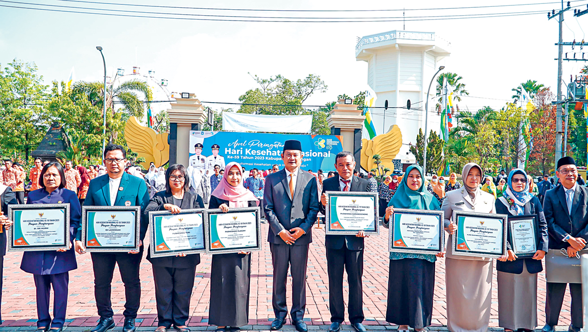 APRESIASI  INSAN KESEHATAN: Bupati Lamongan, Dr. H. Yuhronur Efendi, MBA berfoto bersama insan kesehatan Lamongan yang sudah berdedikasi untuk mewujudkan Lamongan Sehat. (IST./RDR.LMG )