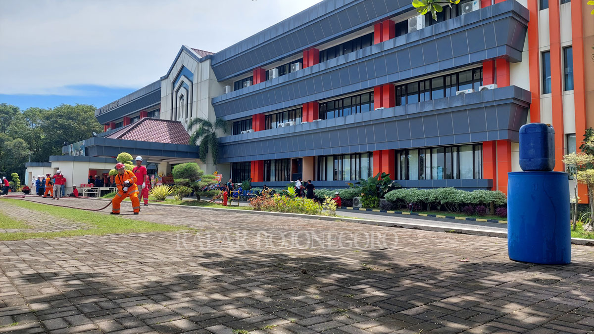 MIGAS: Gedung PPSDM Migas Cepu tampak berdiri kokoh. Beberapa petugas damkar tampak sedang latihan pemadaman dan penyelamatan di halaman gedung. (LUKMAN HAKIM/RADAR BLORA)