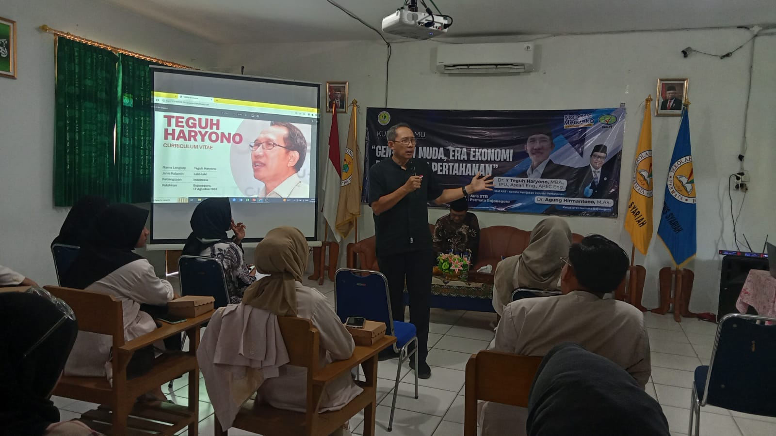 Teguh Haryono beri kuliah umum di STEI Permata Bojonegoro. (IST/RDR.BJN)