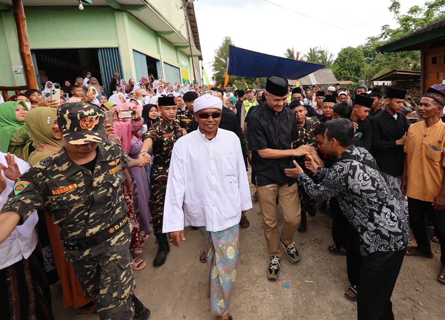SAFARI POLITIK: Ganjar Pranowo saat bersilaturahmi di pondok pesantren Hidayatul Fadhola