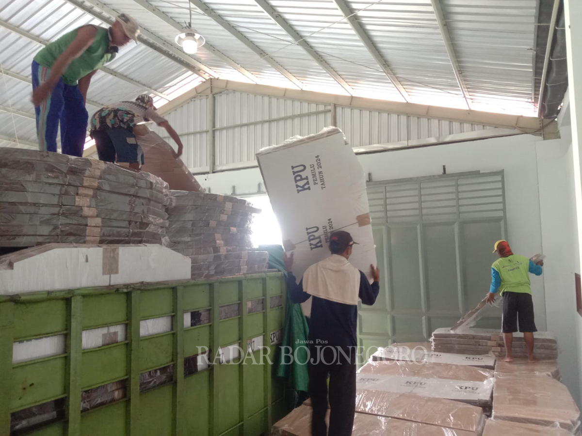 DITURUNKAN: Logitik Pemilu 2024 tiba di gudang KPUK di Desa Mlaten Kecamatan Kalitidu. Baru sebagian logistik yang datang. (YANA DWI/RDR.BJN)