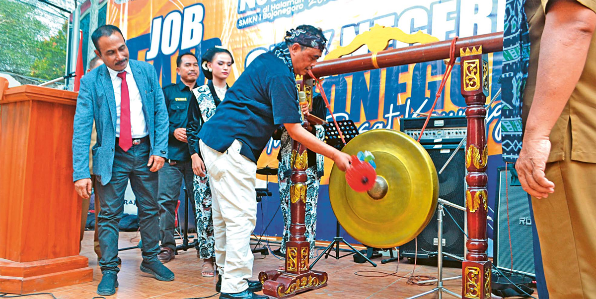 RESMI; Kepala (Cabdindik) Provinsi Jawa Timur Wilayah Bojonegoro dan Tuban Adi Prayitno didampingi Kepala  SMKN 1 Bojonegoro memukul gong sebagai tanda secara resmi dibukanya Job Fair 2023.