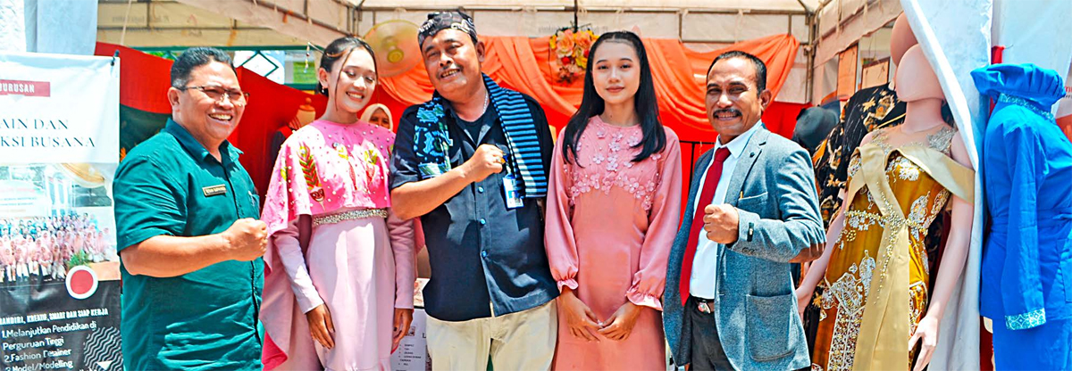 PAMER HASIL KARYA: Kacabdindik Adi Prayitno didampingi pengawas SMK Teguh Supriyadi  dan Kepala SMKN  1 Bojonegoro Roedie Agus Setiyono mengunjungi stand-stand pameran hasil karya siswa-siswi.