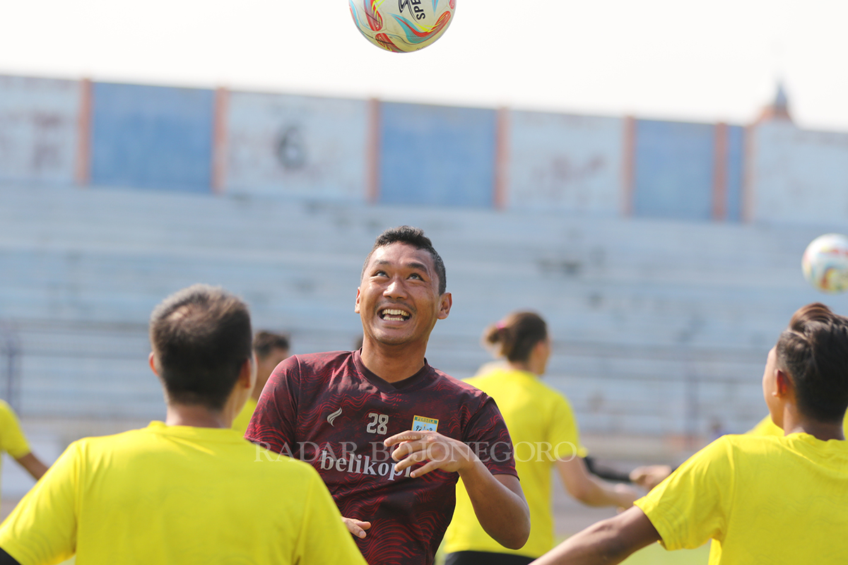 PULIH: Yogi Triana yang absen di lima laga, sudah bisa bergabung latihan jelang laga menghadapi Persekat, Minggu (19/11).  (ANJAR DWI PRADIPTA/RDR.LMG )